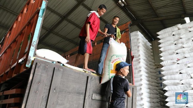 Indonesia's Richest Man Mistaken for Rice Truck Driver, Woman Faints in Shock