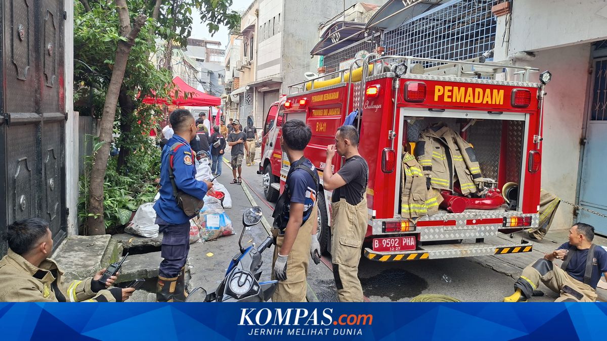 Smoke Persists in Tambora Fire Rubble as Firefighters Continue Cooling Operations