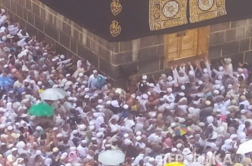 MUI Calls for Dedicated Schedule for Pilgrims Seeking to Kiss Hajar Aswad