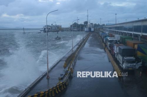 BMKG Warns of High Waves Up to 4m Across Indonesian Waters