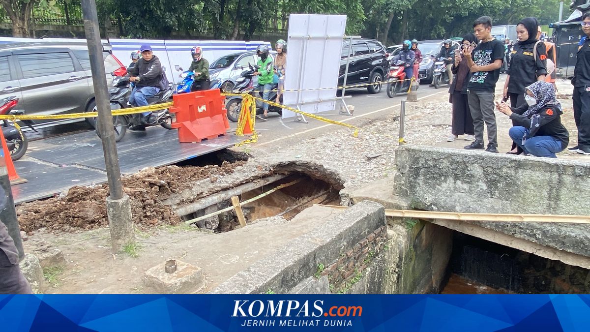 Street Light Pole Removed in Lenteng Agung, South Jakarta to Prevent Collapse Amid Road Subsidence