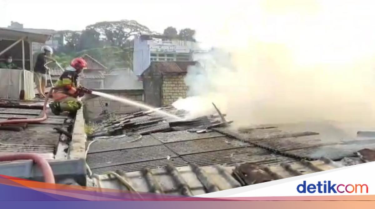 Electrical Switch Explosion Causes House Fire in Bogor's Sempur Kaler