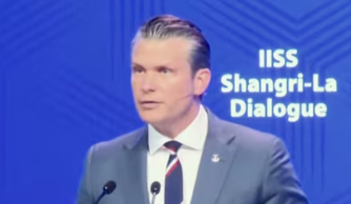 US Threatens New Strike on Iran if Talks Fail, Hegseth Boasts