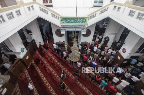 What to Do If You Need to Leave Congregational Prayer? The Prophet's Unique Guidance