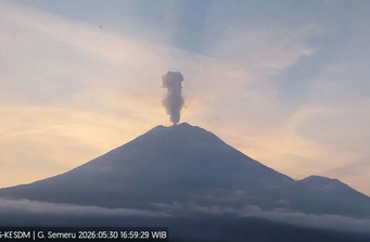 Mount Semeru Erupts with 1km Ash Column Saturday Evening, Alert Level III