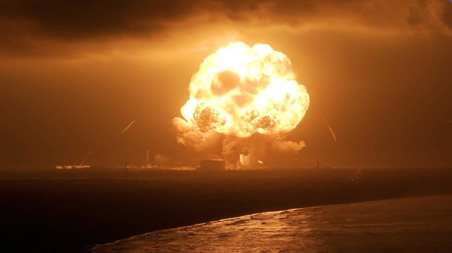 Jeff Bezos’ Blue Origin Rocket Explodes as Elon Musk Comments
