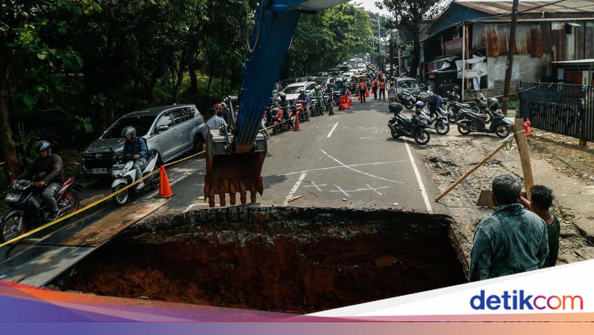 Lenteng Agung Road Sinkhole Repair Costs Rp380 Million