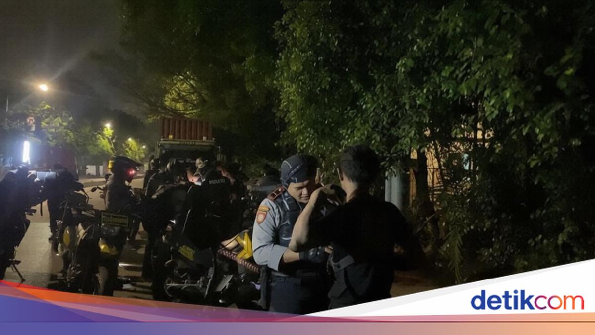 Police Patrol Arrests 15 Youths in East Jakarta Brawl, 7 Celurit Seized