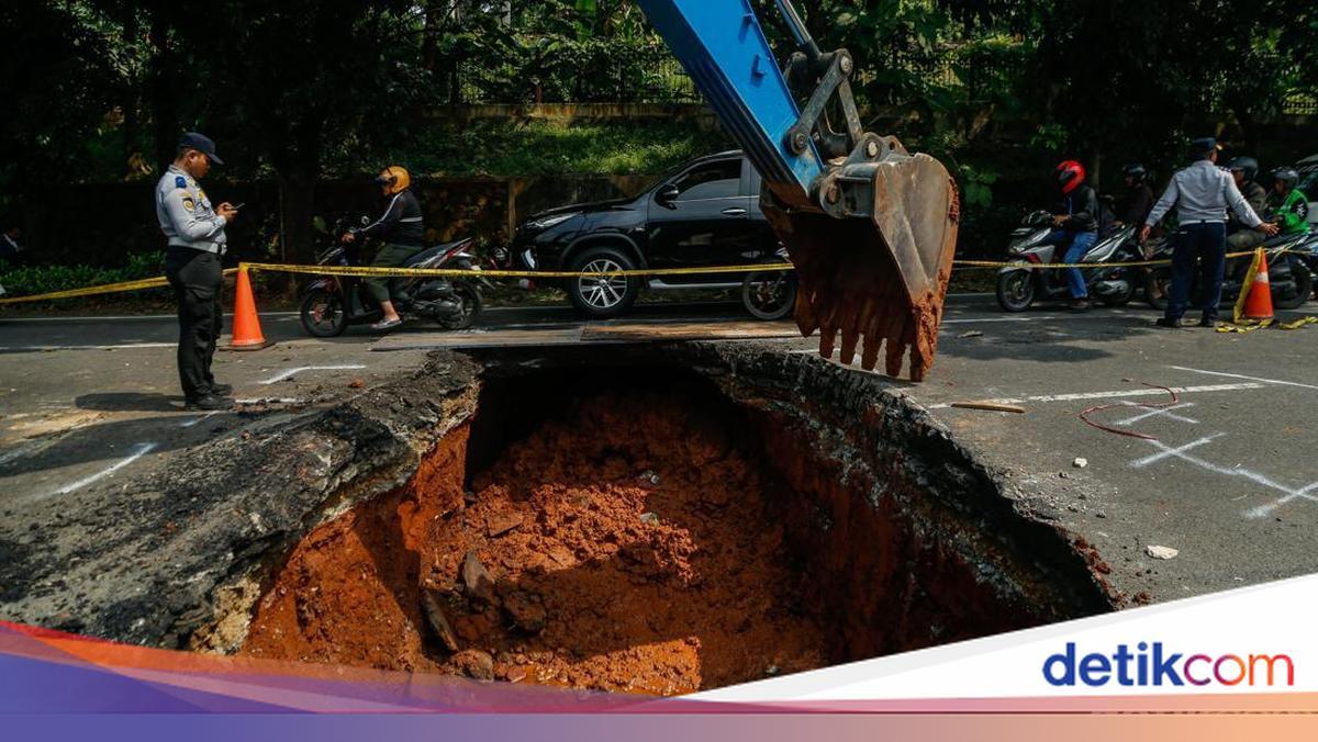 Lenteng Agung Collapsed Road Repair Targeted for Completion in Two Weeks Amid Challenges