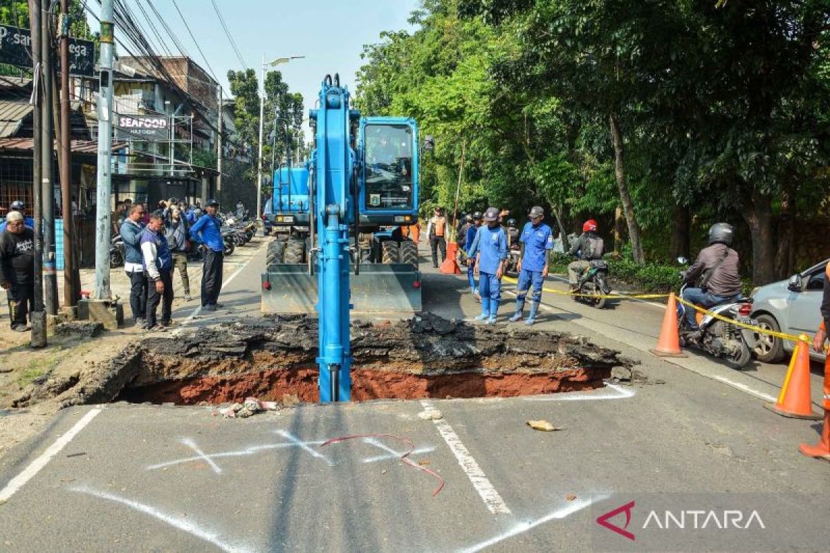 Jakarta Week: West Jakarta Fires and Lenteng Agung Road Collapse