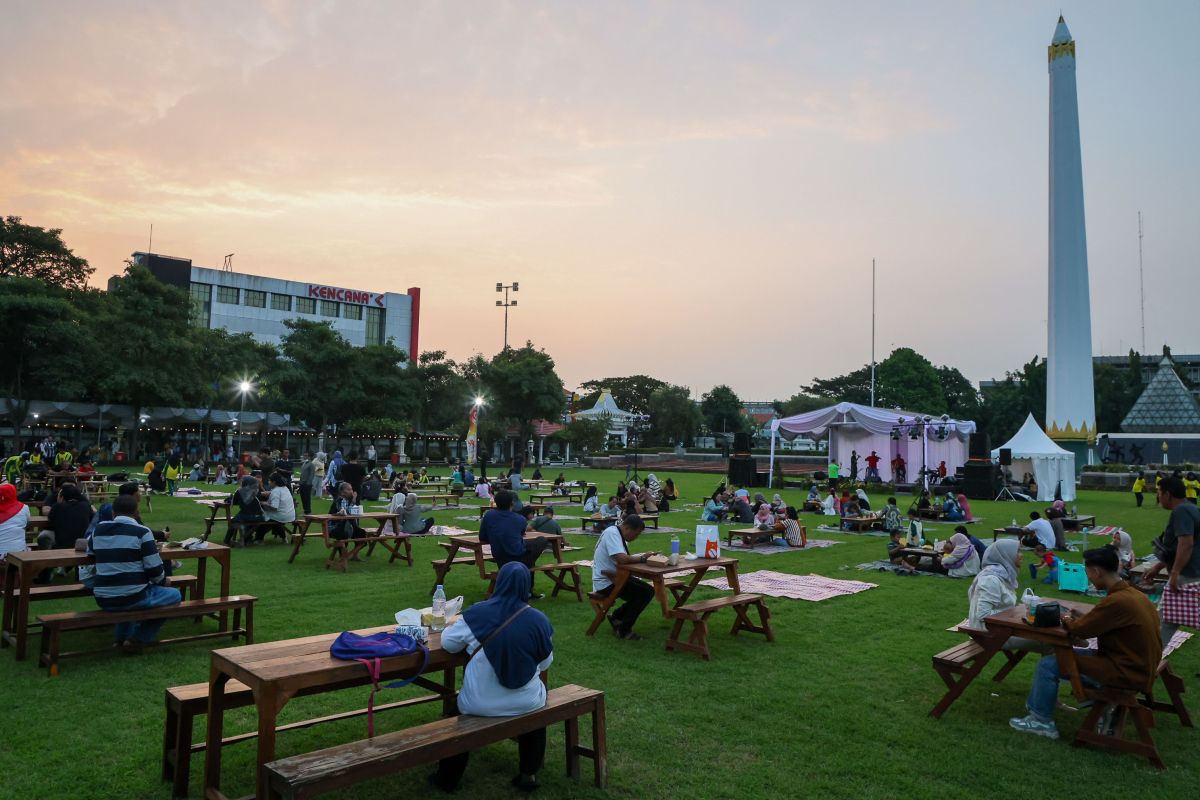 Sunset, cangkrukan and city memories
