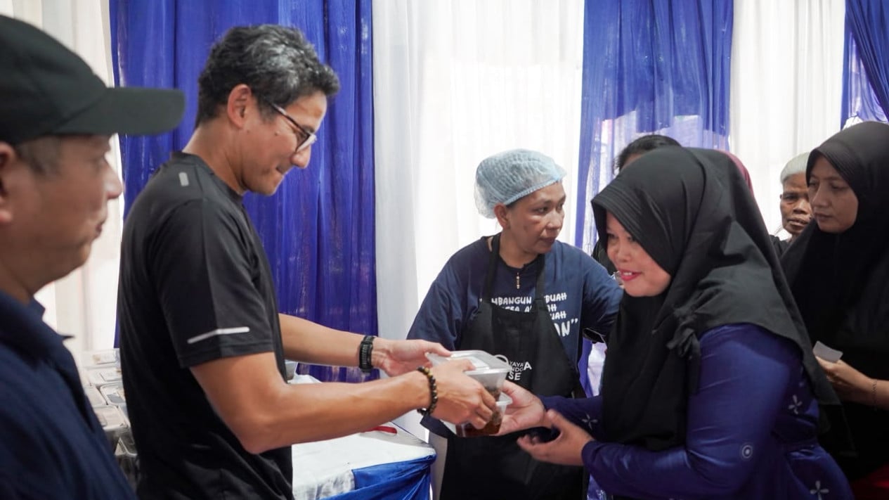 Sandiaga Uno Distributes Rendang to Support Communities Amid Rising Basic Necessities Costs