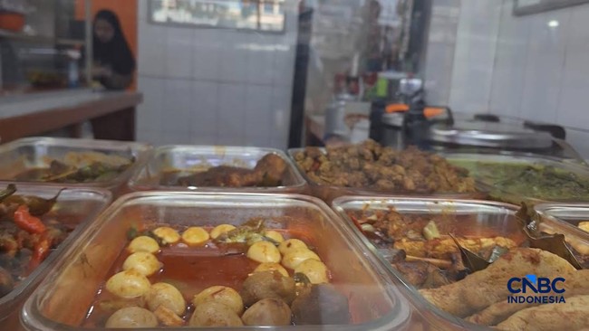 New Phenomenon at Warteg: Indonesians Flock to Budget Meals for Full Stomachs