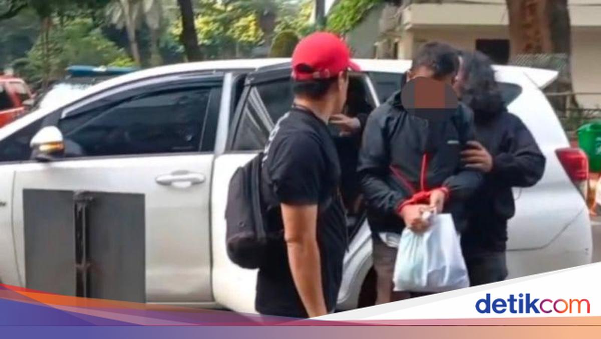 Police Arrest Ride-Hailing Driver Who Vandalised Car on JORR Toll Road