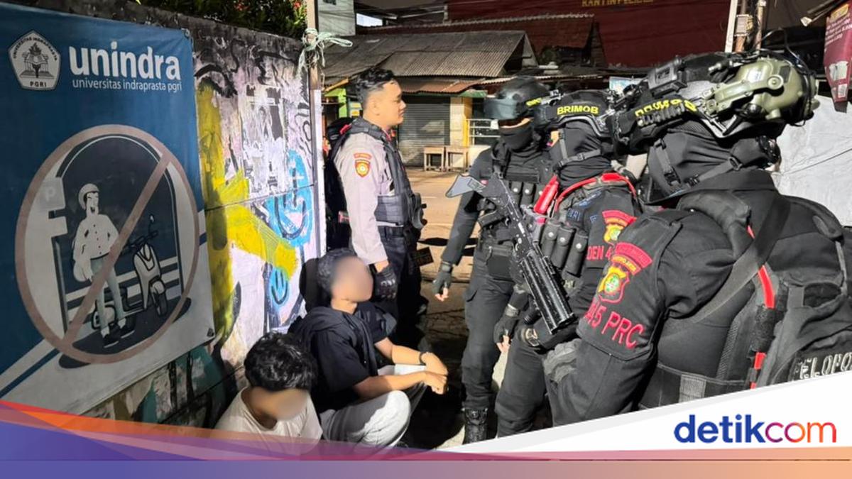 Police Arrest Seven Teenagers with Bladed Weapons in Pasar Rebo, East Jakarta