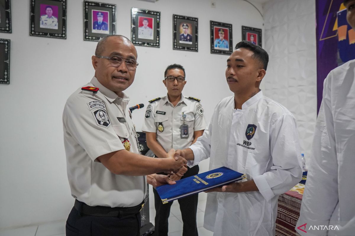 Seven Buddhist prisoners at Lombok Barat Prison granted Vesak Day remission