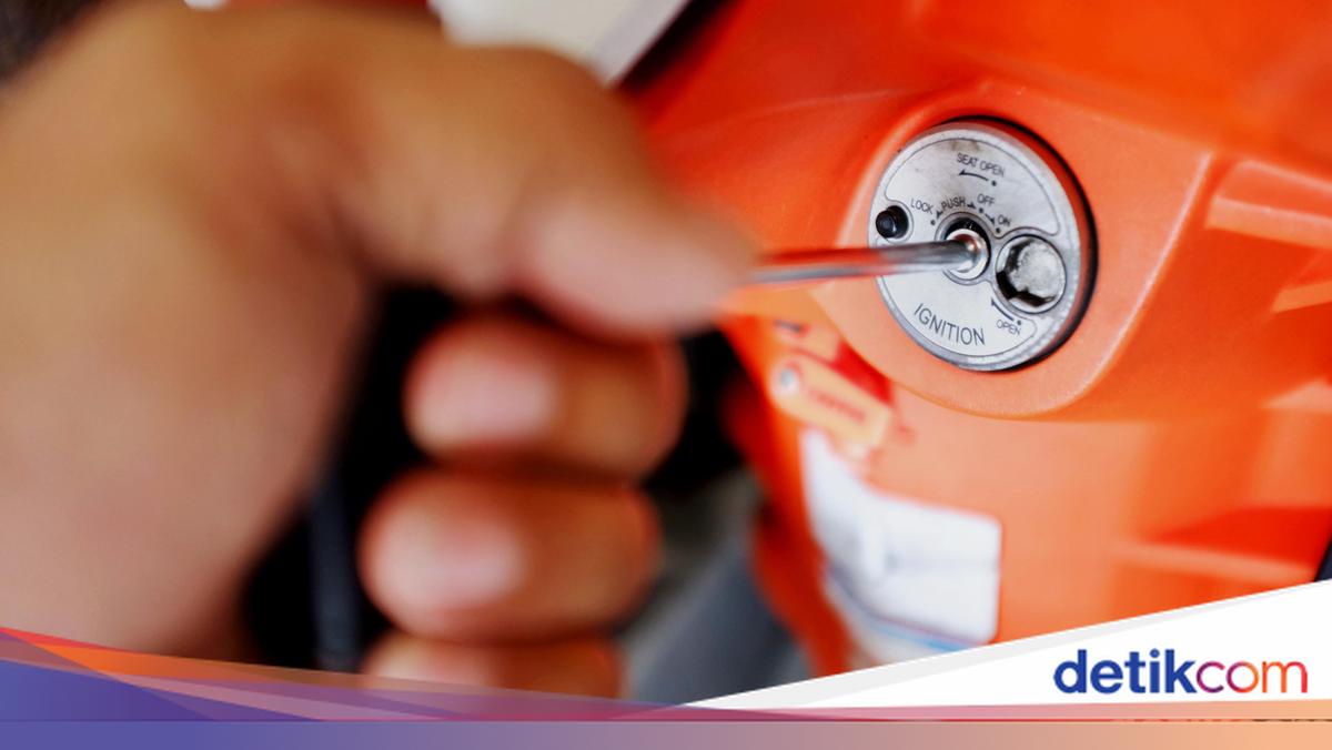 Police Arrest Two Motorbike Thieves After Stealing Locked Motorcycle in Central Jakarta Alley