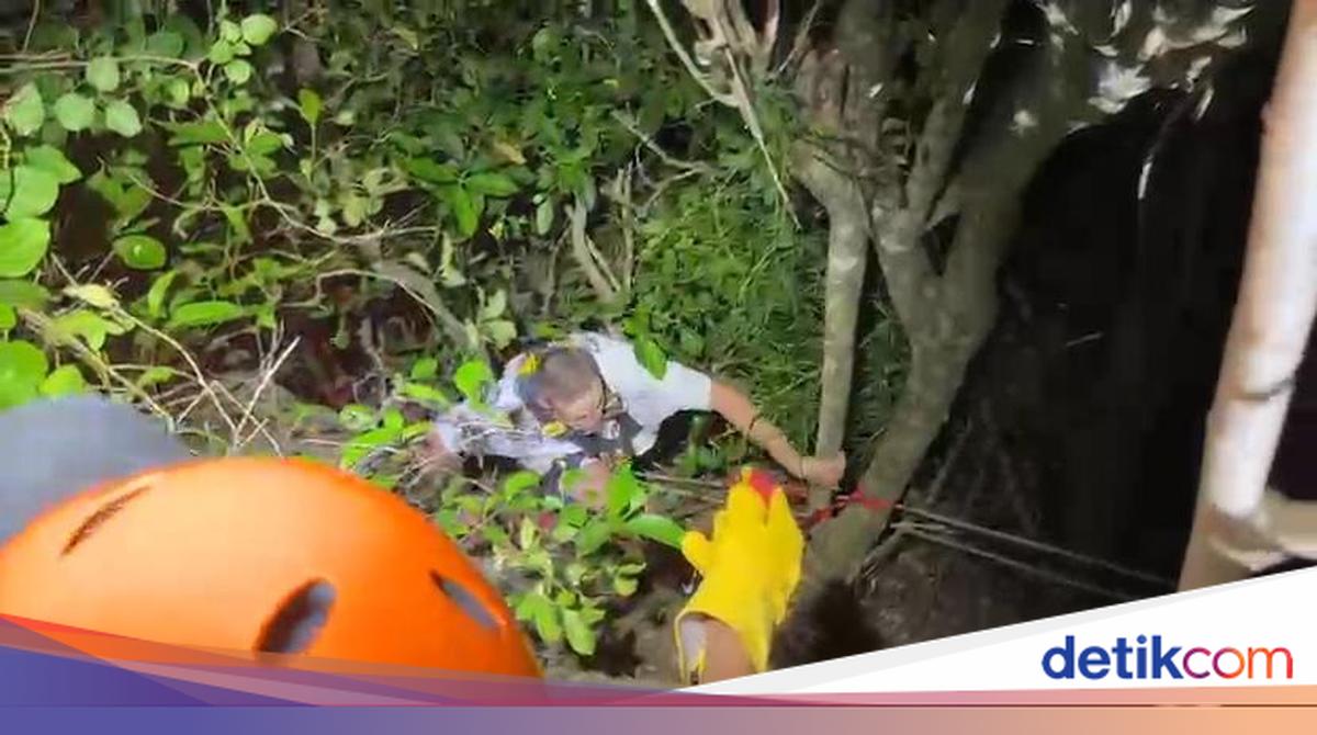 Two Russian Nationals Trapped by High Tide at Padang-Padang Beach, Pecatu