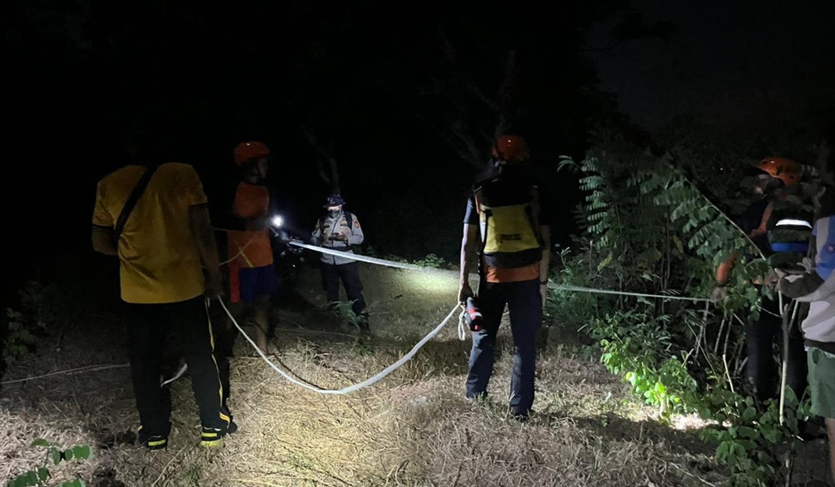 Bali SAR team rescues two Russian nationals stranded by high tide at Padang Padang Beach