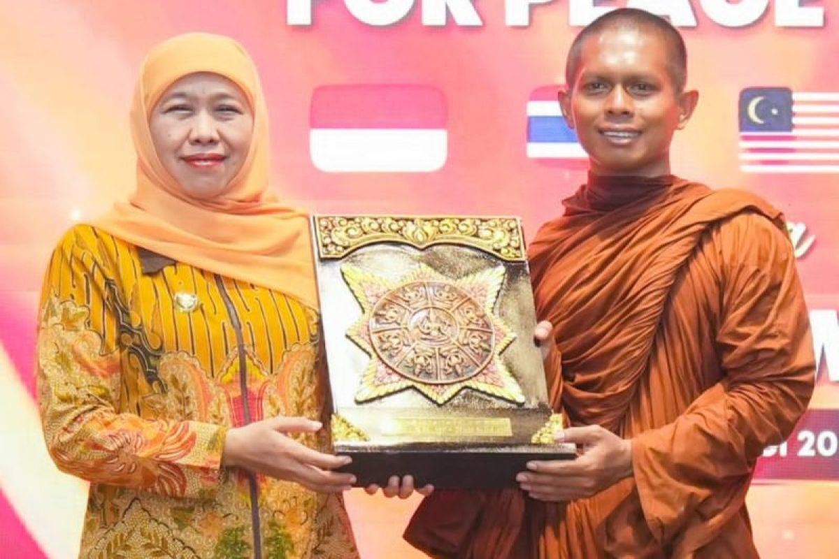 Khofifah urges strengthened brotherhood on Vesak Day