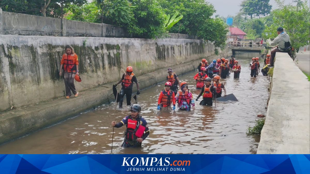 200 Volunteers Trace 4km of Ciputat River to Investigate South Tangerang Flood Causes
