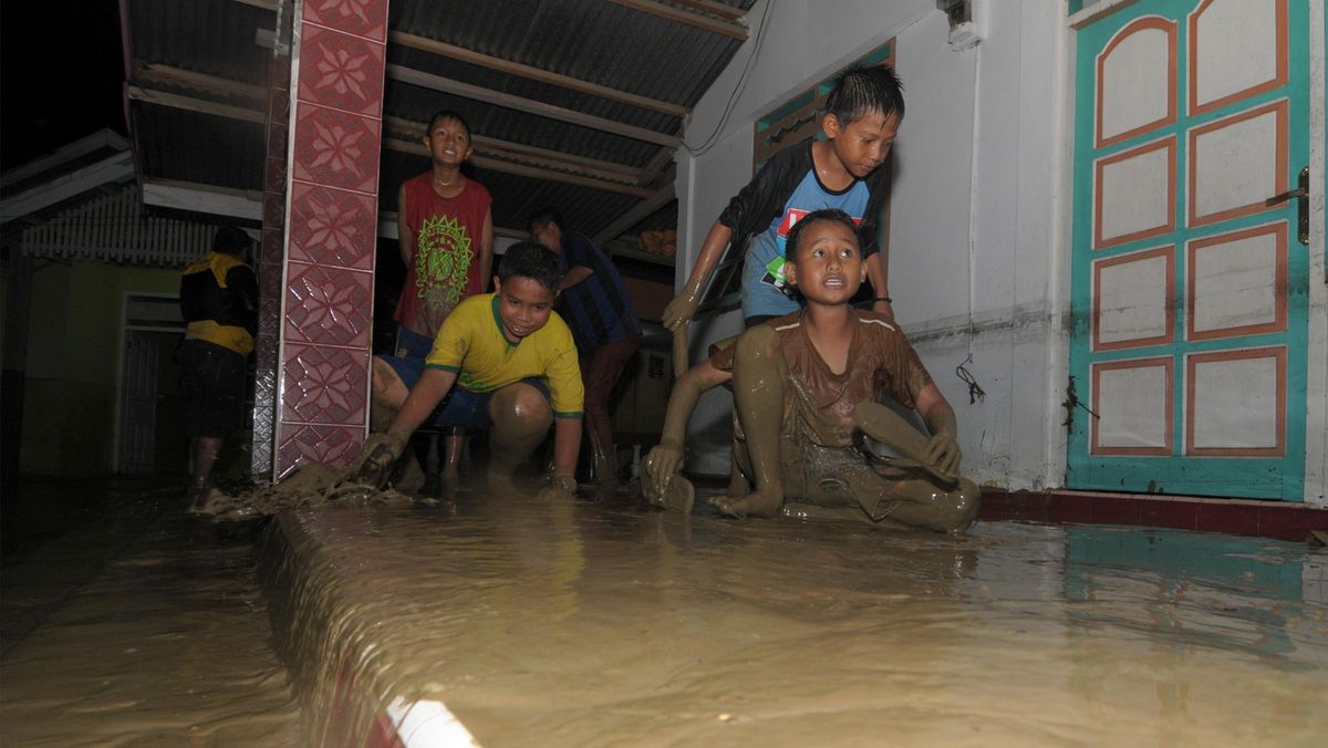 Dam in Poso, Central Sulawesi Collapses, Dozens of Homes Flooded
