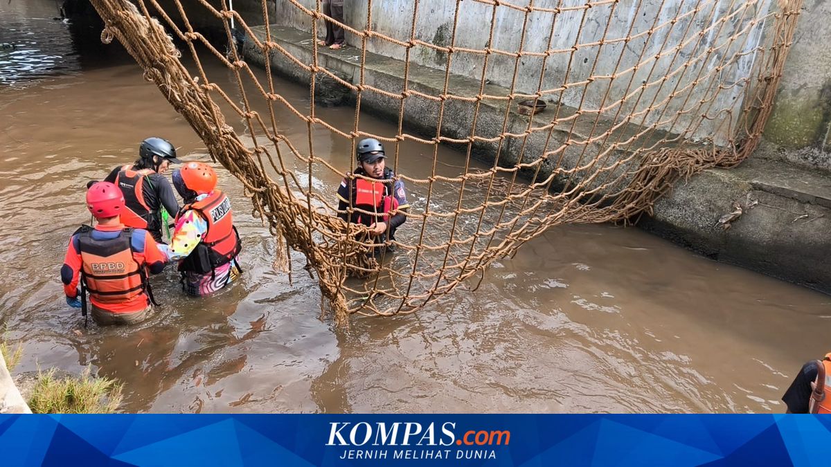 Debris and Tree Trunks Block Ciputat River, Suspected Cause of Tangsel Floods