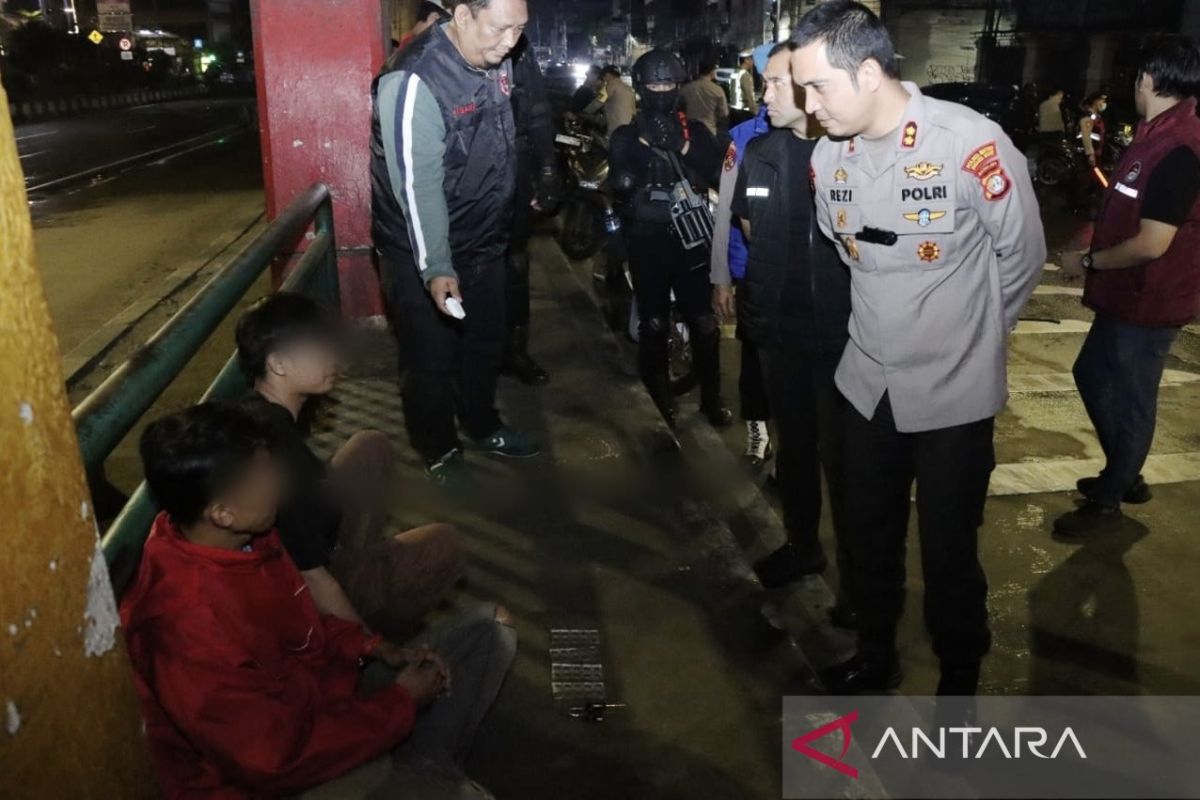 West Jakarta Police arrest two drug carriers during crackdown