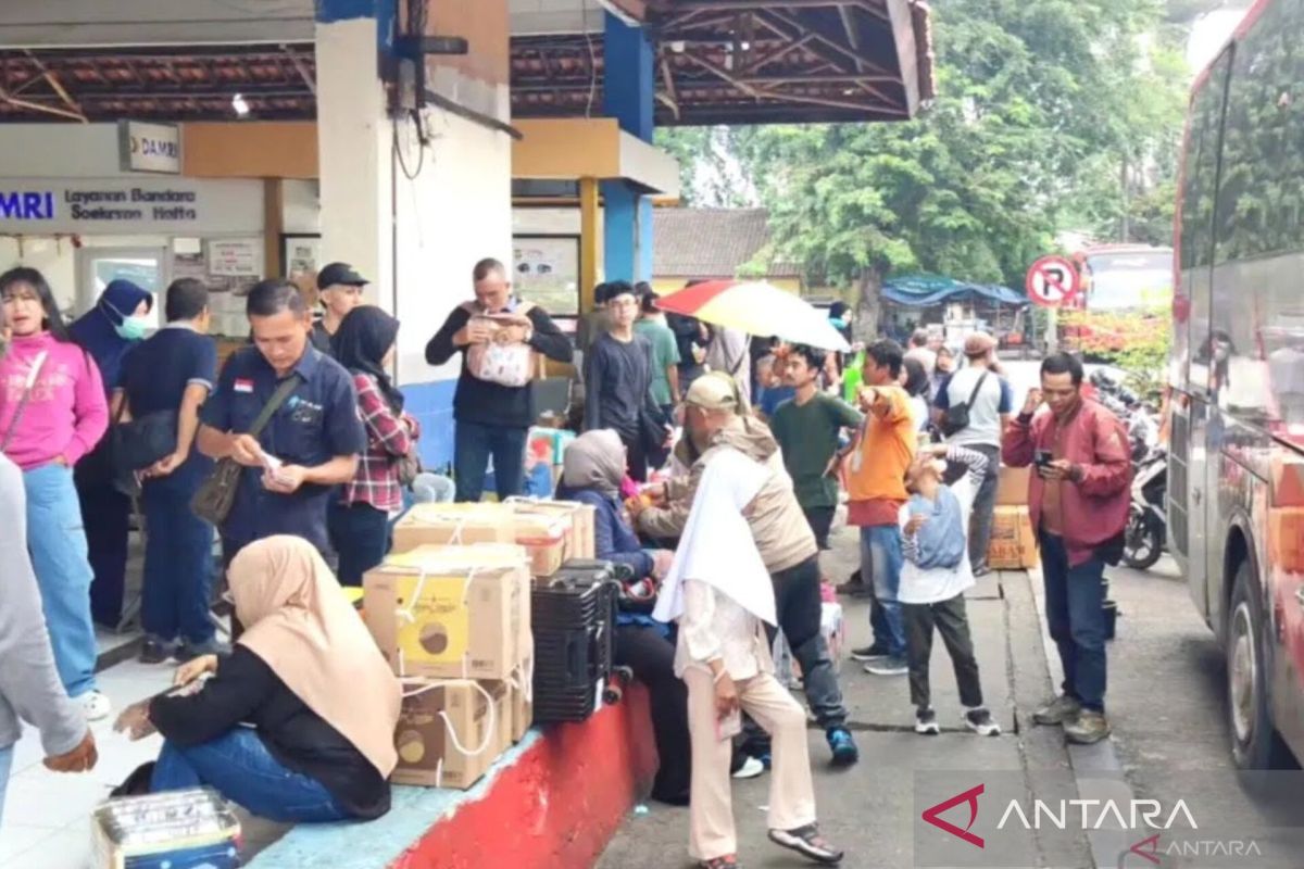 Kampung Rambutan Bus Terminal packed with Idul Adha return passengers