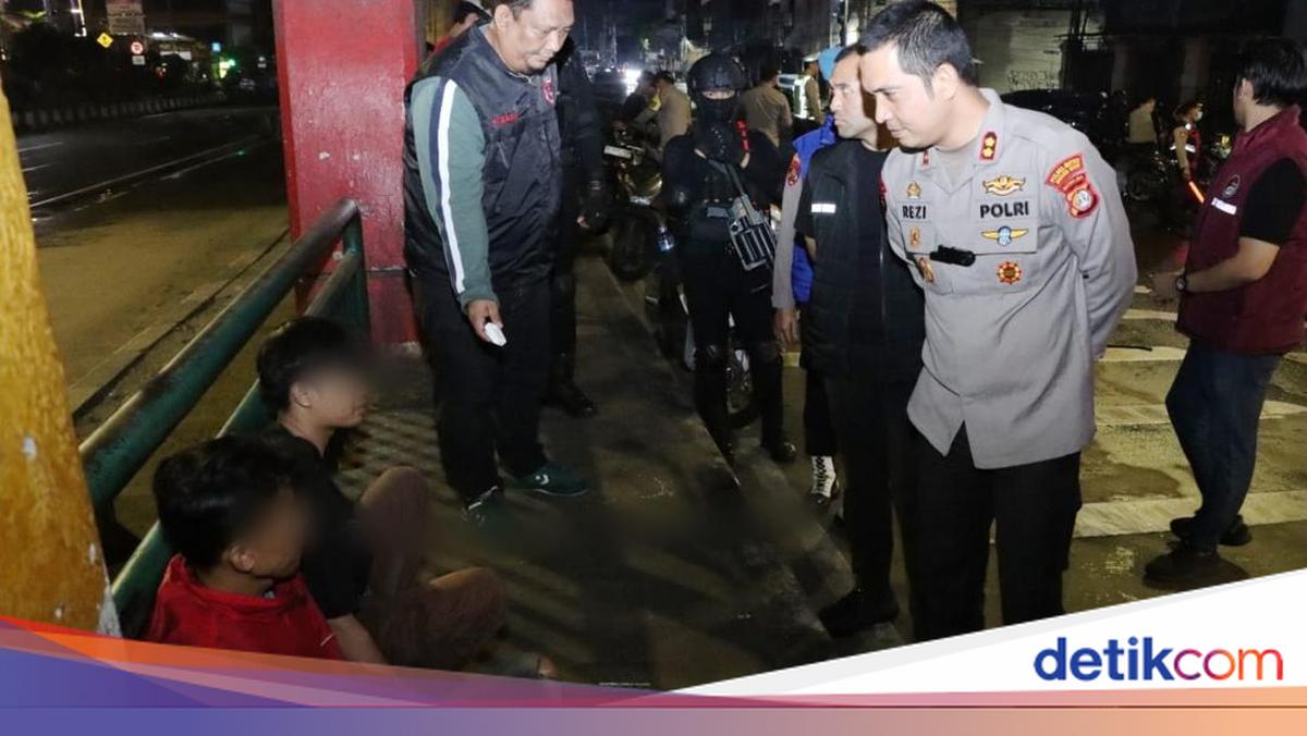 West Jakarta Police Arrest Two Individuals with Illegal Drugs During Patrol