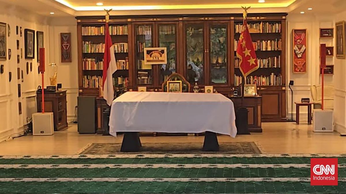 Ryamizard Ryacudu's Remains Arrive at Bogor Residence with Indonesian Flag-Draped Coffin