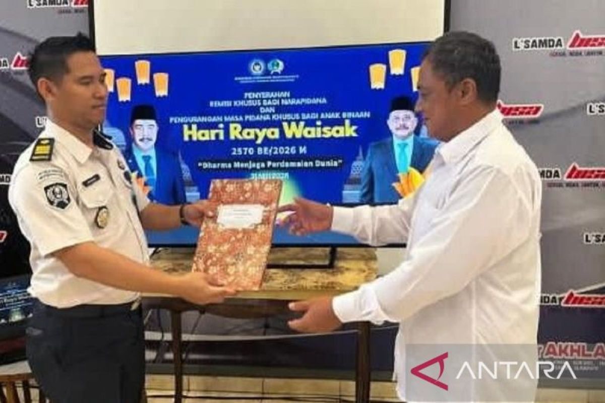 East Kalimantan Corrections Directorate grants remission to six Buddhist inmates on Vesak Day