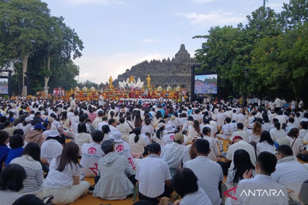 Thousands of Buddhists attend Waisak ceremony at Borobudur