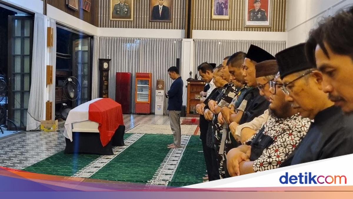 Former Defence Minister Ryamizard Ryacudu's Funeral Prayers Held at Cikeas Residence