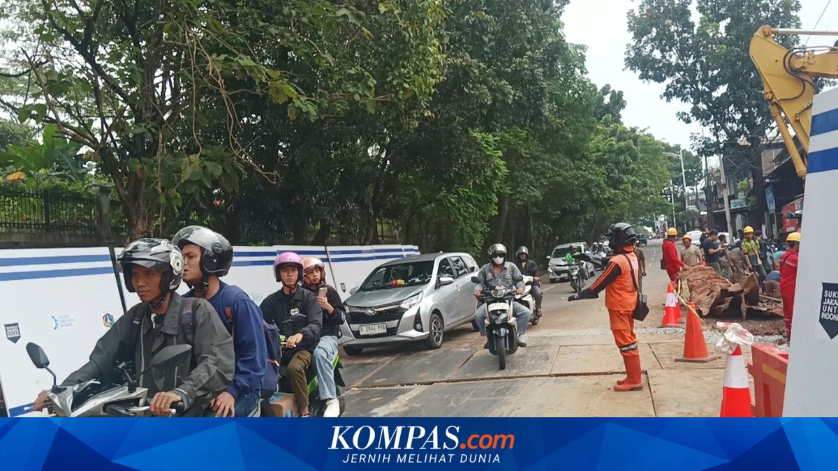 Residents Report Road Sinking and Bumps Before Lenteng Agung Street Collapse