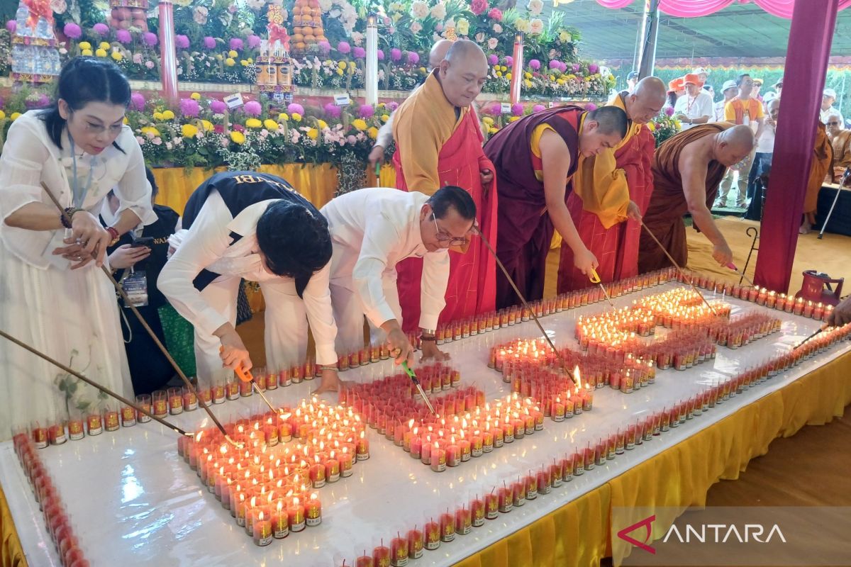 Buddhists lit Peace Lamp as part of Vesak celebration