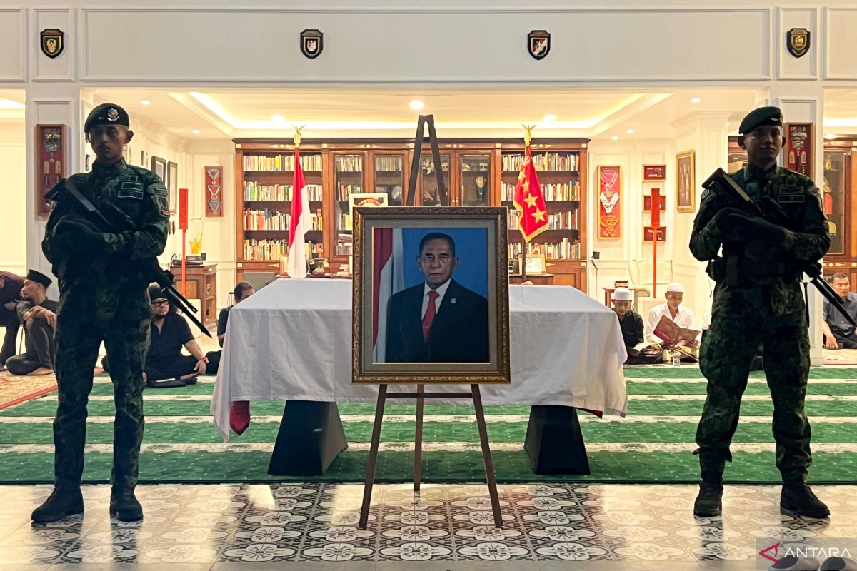 Military figures and state officials pay their respects to Ryamizard at Cikeas