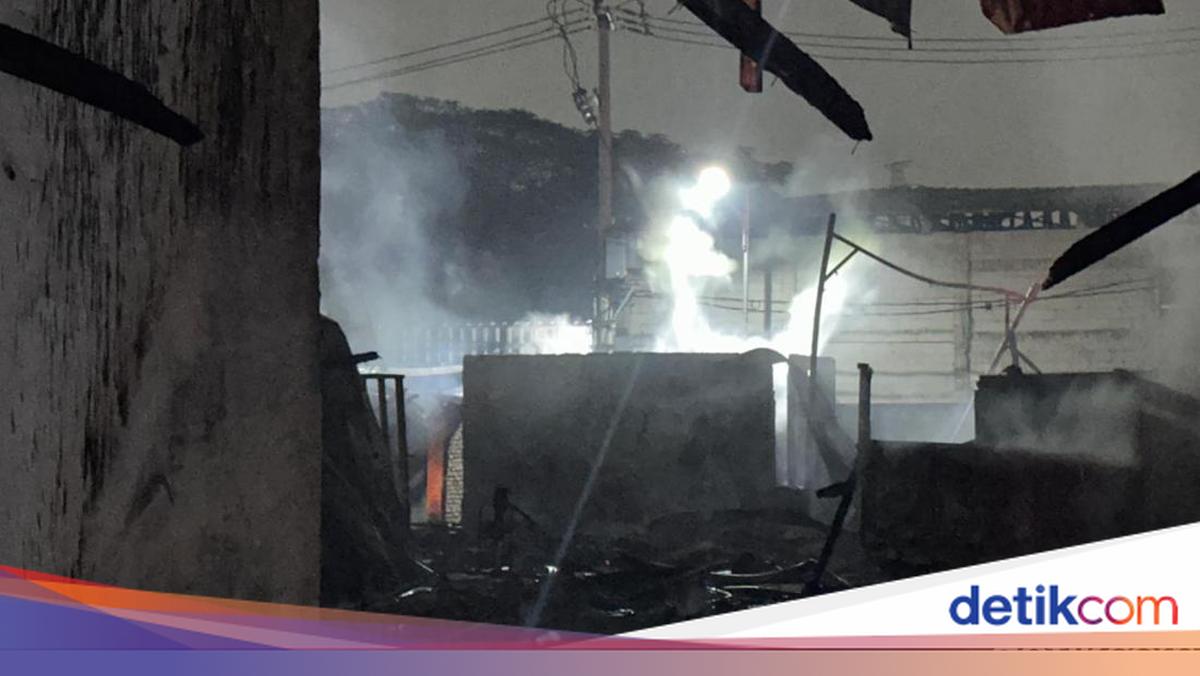 Current Fire Situation in Gandamekar, Bekasi as Thick Black Smoke Rises