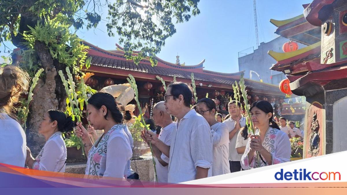 Buddhists at Vihara Dharmayana Kuta Celebrate Vesak with Pradaksina Ritual