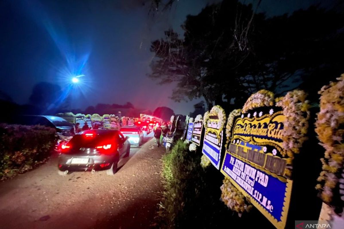 Hundreds of floral tributes line road to Ryamizard's residence