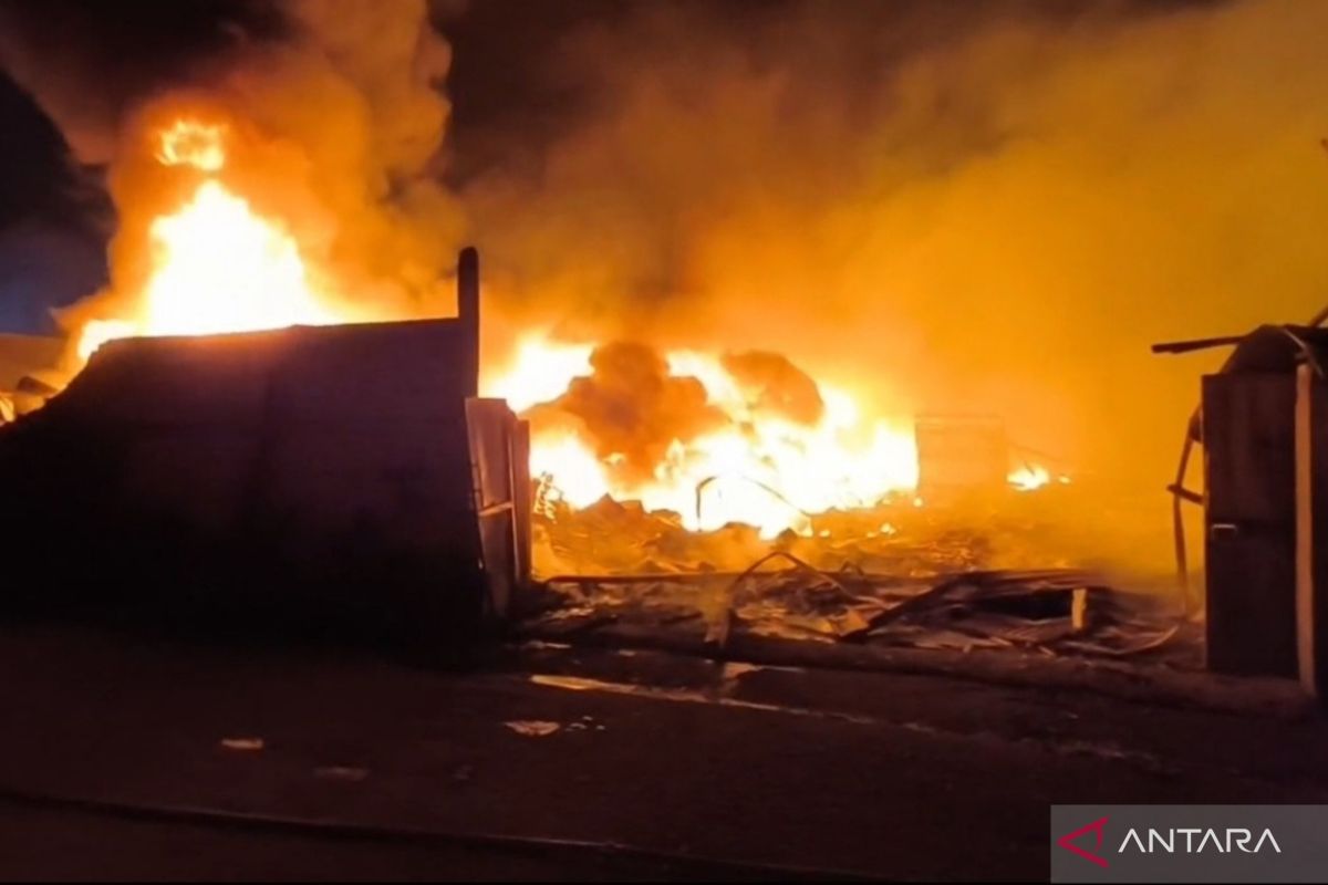 12 fire engines deployed to tackle waste warehouse fire in Gandamekar, Bekasi
