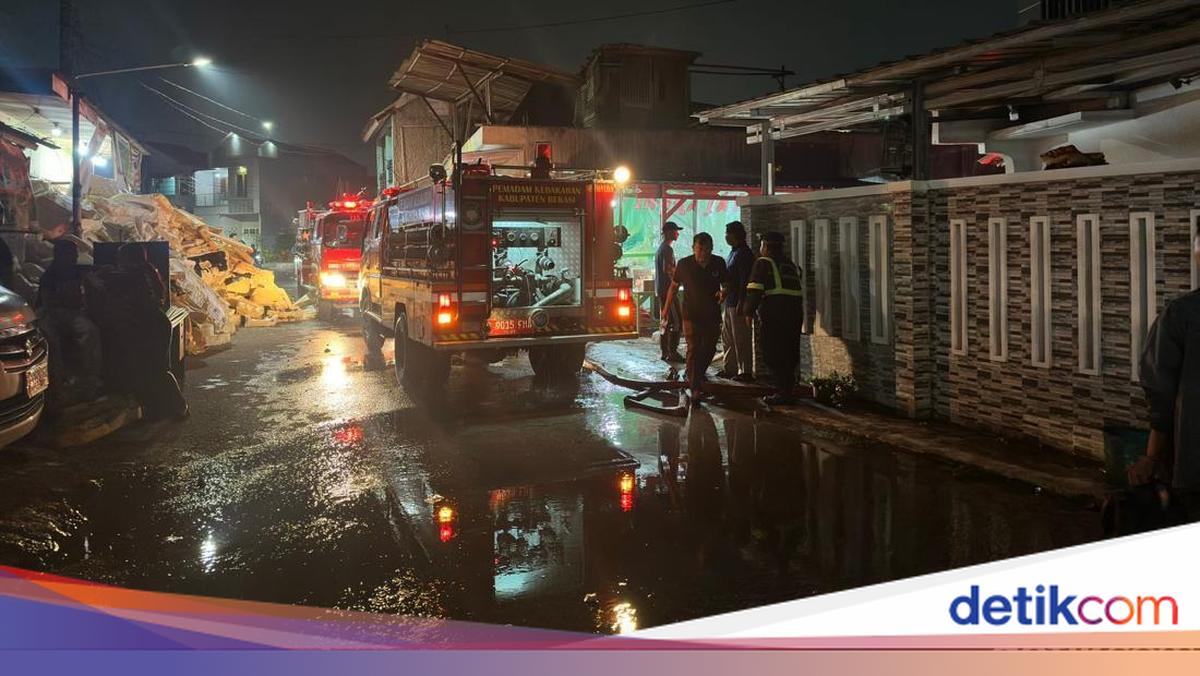 7 Homes Destroyed in Textile Waste Warehouse Fire in Gandamekar, Bekasi