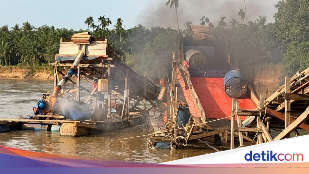 Police Destroy Five Illegal Gold Mining Rafts on the Kuantan River Following Women's Complaints