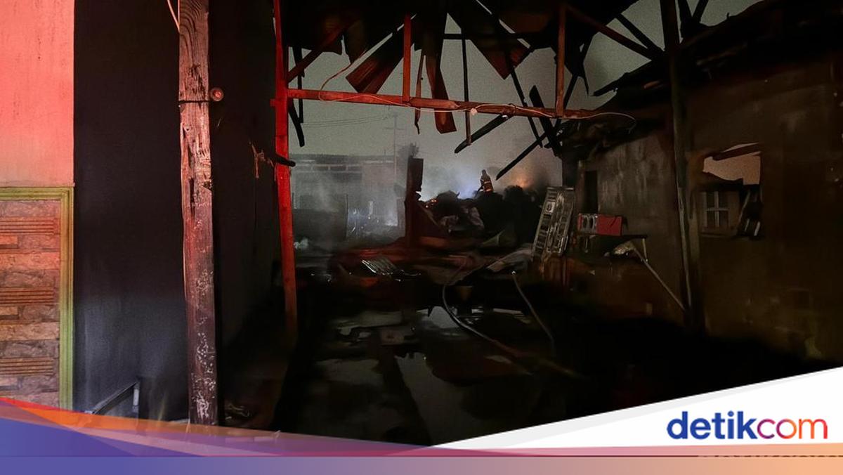 Textile Waste Warehouse Fire Breaks Out in Gandamekar, Bekasi