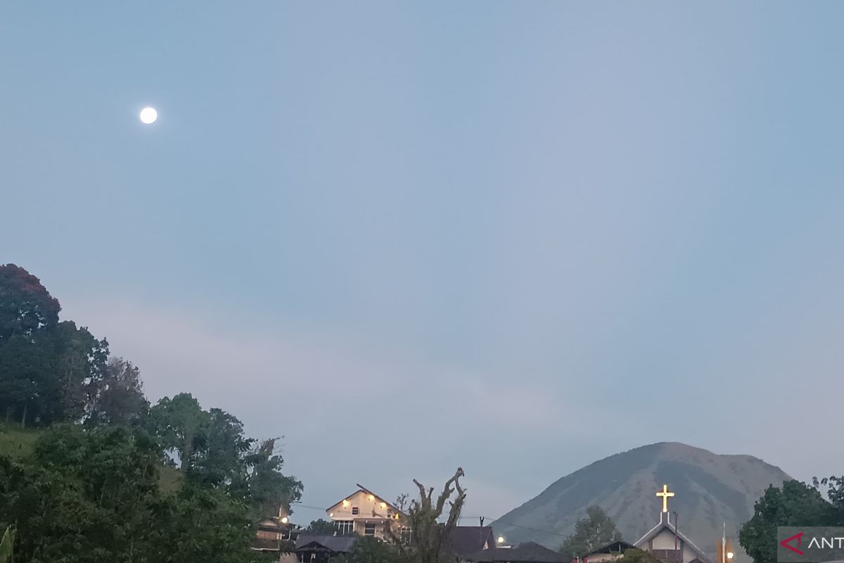 Public warned to stay clear of Mount Lokon crater danger zone