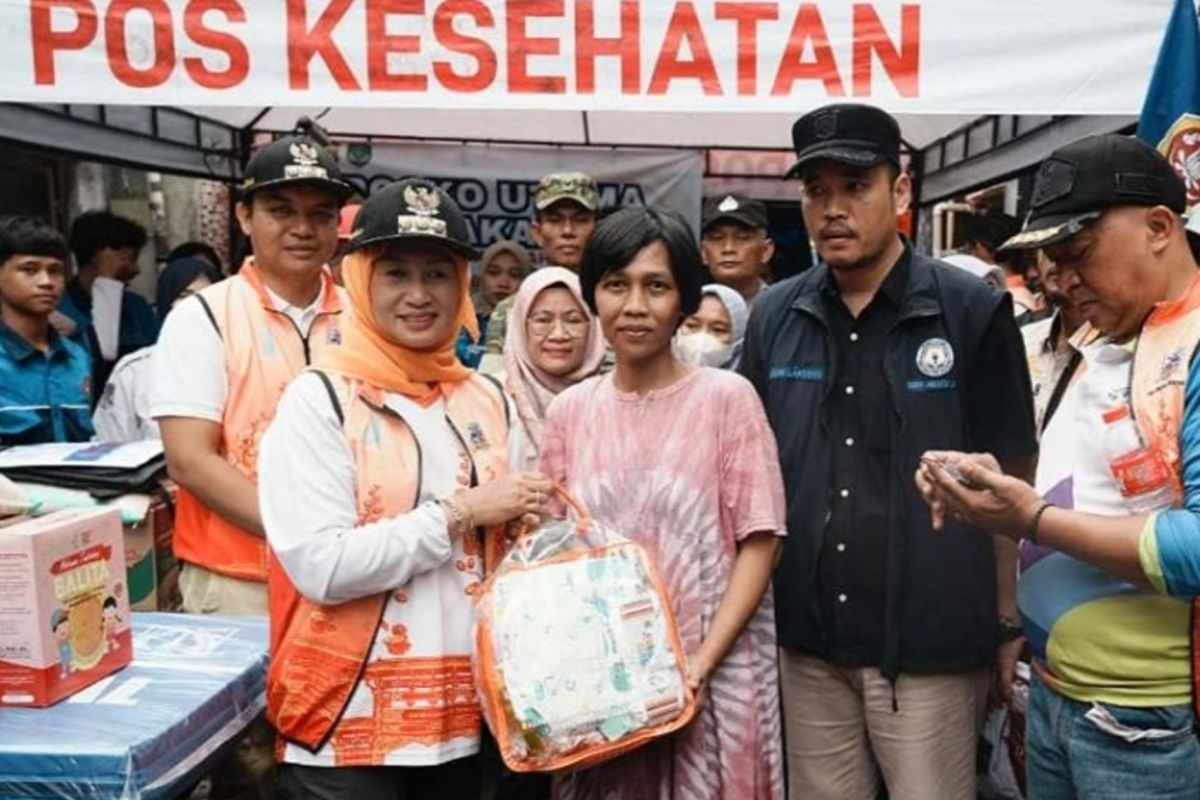 West Jakarta Mayor Provides Aid to Fire Victims in Krendang