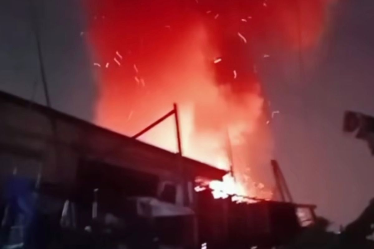 Eleven fire engines extinguish fire at government residence in Jatinegara