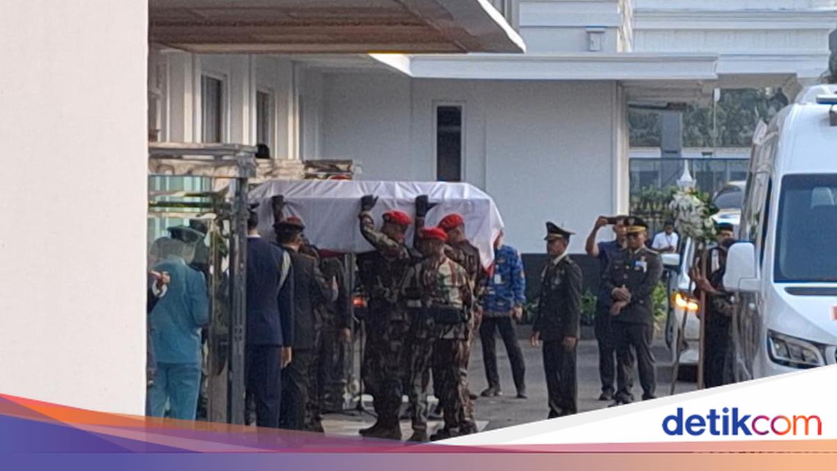 Ryamizard Ryacudu's Coffin Arrives at Ministry of Defence for Memorial Ceremony