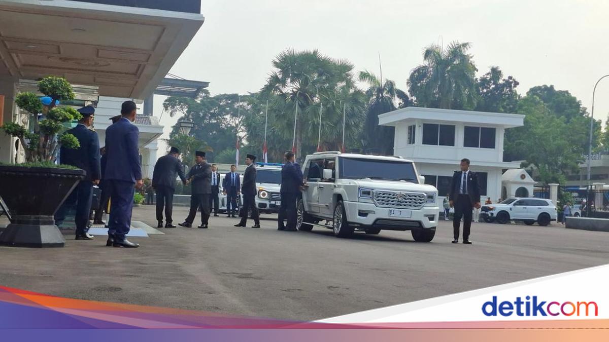 President Prabowo Pays Respects to Former Defence Minister Ryamizard Ryacudu at Ministry of Defence