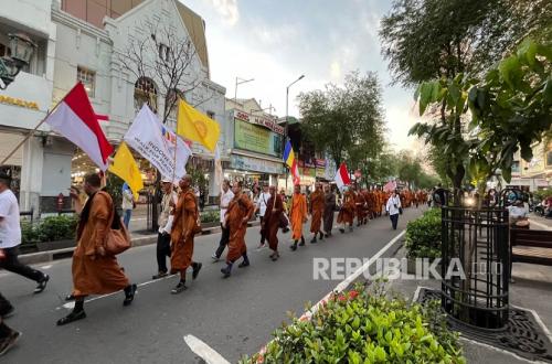 57 Thudong Monks from Three Countries Arrive in Yogyakarta, Sultan HB X Offers Warm Welcome